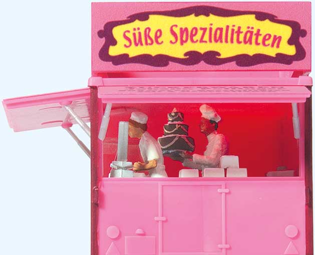 Preiser HO 10748 Sweets Concession Trailer with Figures, 4 Figures