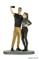 PREORDER Viessmann Modellspielwaren HO 1559 Couple Snapping Selfie with Working Smartphone Flash