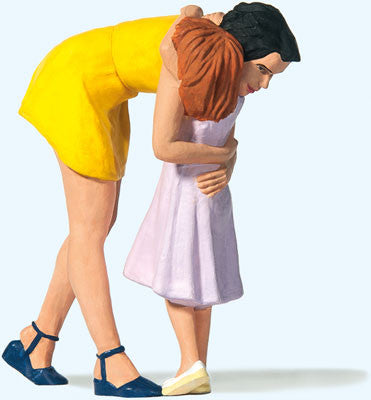 Preiser G 44942 Woman Hugging Girl