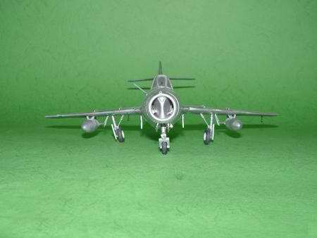 Trumpeter Mikoyan-Gurevich MiG-15 UTI Midget 02805 1:48