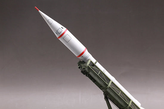 Trumpeter 2P16 Launcher with Missile of 2k6 Luna (FROG-5) 09545 1:35