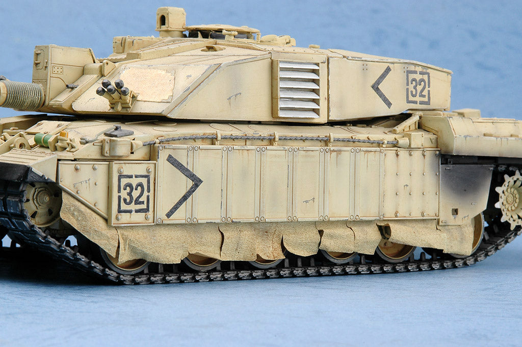 Bachmann Europe plc - Challenger 2 Basra 'Op Telic' w/ up armour