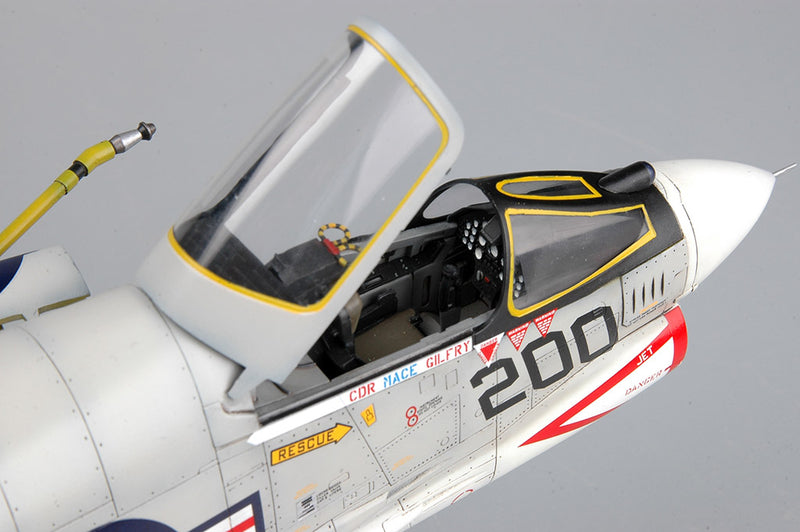 Trumpeter F-8J Crusader 02273 1:32