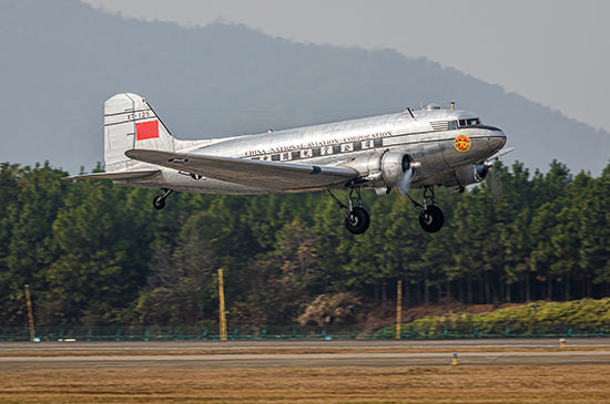 Trumpeter DC-3 CNAC 05813 1:48