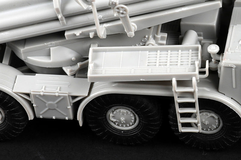 Trumpeter Russian 9P140 TEL of 9K57 Uragan Multiple Launch Rocket System 07180 1:72