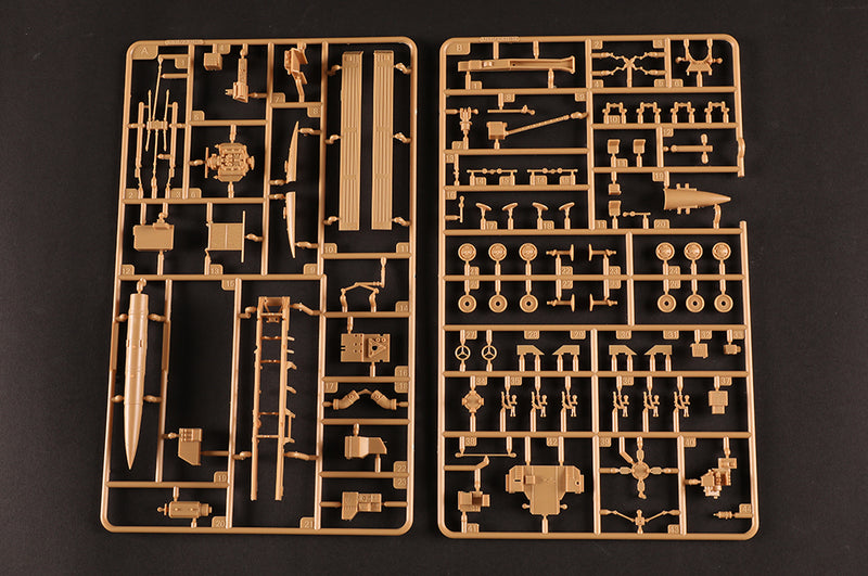 HobbyBoss Russian 9K79 Tochka (SS-21 Scarab) IRBM 82935 1:72