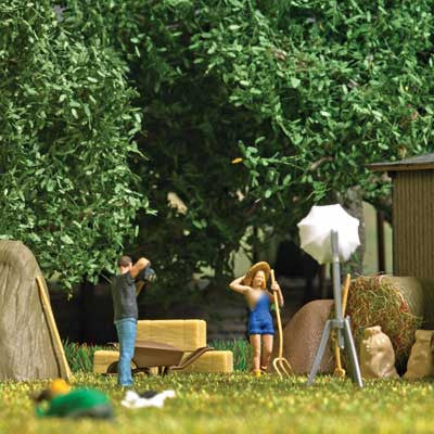 Busch HO 79850 Female Model with Pitchfork Action Set