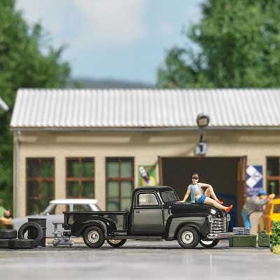 Busch HO 79812 Female Model on Pickup Action Set