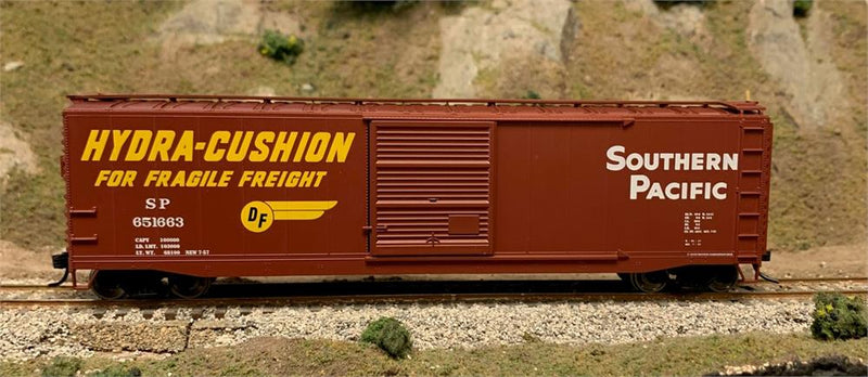 RIVAROSSI HR6585B 50' SLIDING-DOOR BOXCAR WITH ROOFWALK SOUTHERN PACIFIC