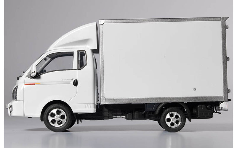 Academy Models 15145 Hyundai Porter II, Dry Van Truck  1:24