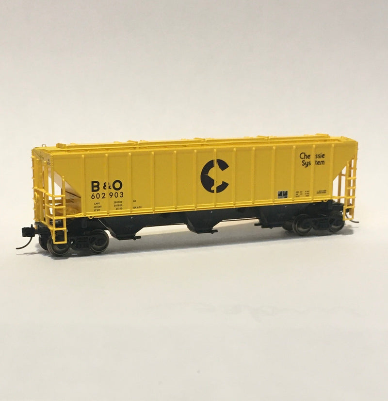 Trainworx 24430 Pullman Standard PS2CD 4427 cu. ft. High side covered hopper, Chessie System- Random Car