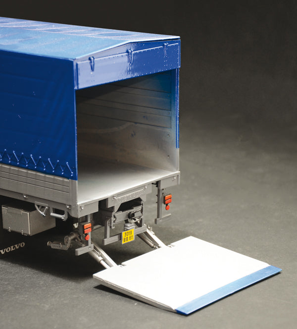 Italeri 3945 VOLVO F16 Globetrotter Canvas Truck with elevator 1:24