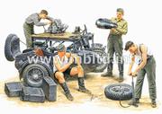 Master Box 3560 Ger Motorcycle Repair Crew 1:35