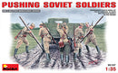 MiniArt 35137 Soviet Soldiers Pushing Truck 1:35