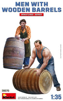 MiniArt 38070 Men w/2 wooden barrels 1:35