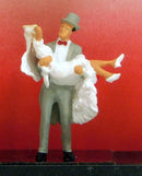 Preiser HO 28029 Man Carrying Bride
