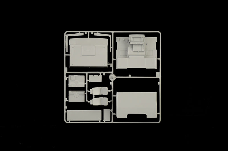 Italeri 3945 VOLVO F16 Globetrotter Canvas Truck with elevator 1:24