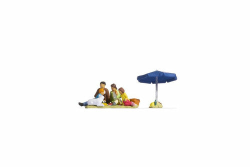 Noch HO 15599 Family Having a Picnic