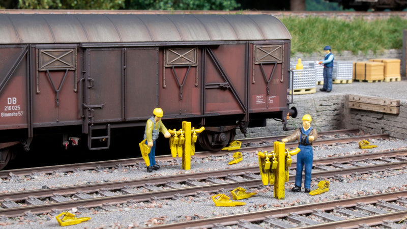 PREORDER Noch HO 13606 Wheel Blocks/Skate Set