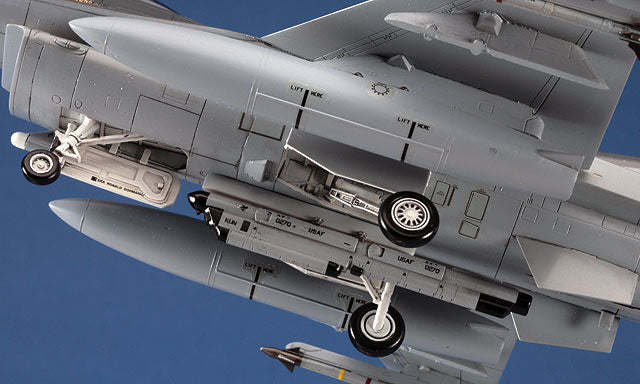 Hasegawa Models 35013 Aircraft Weapon VIII American Air-to-Air Missile & Jamming Pod 1:72 SCALE MODEL KIT