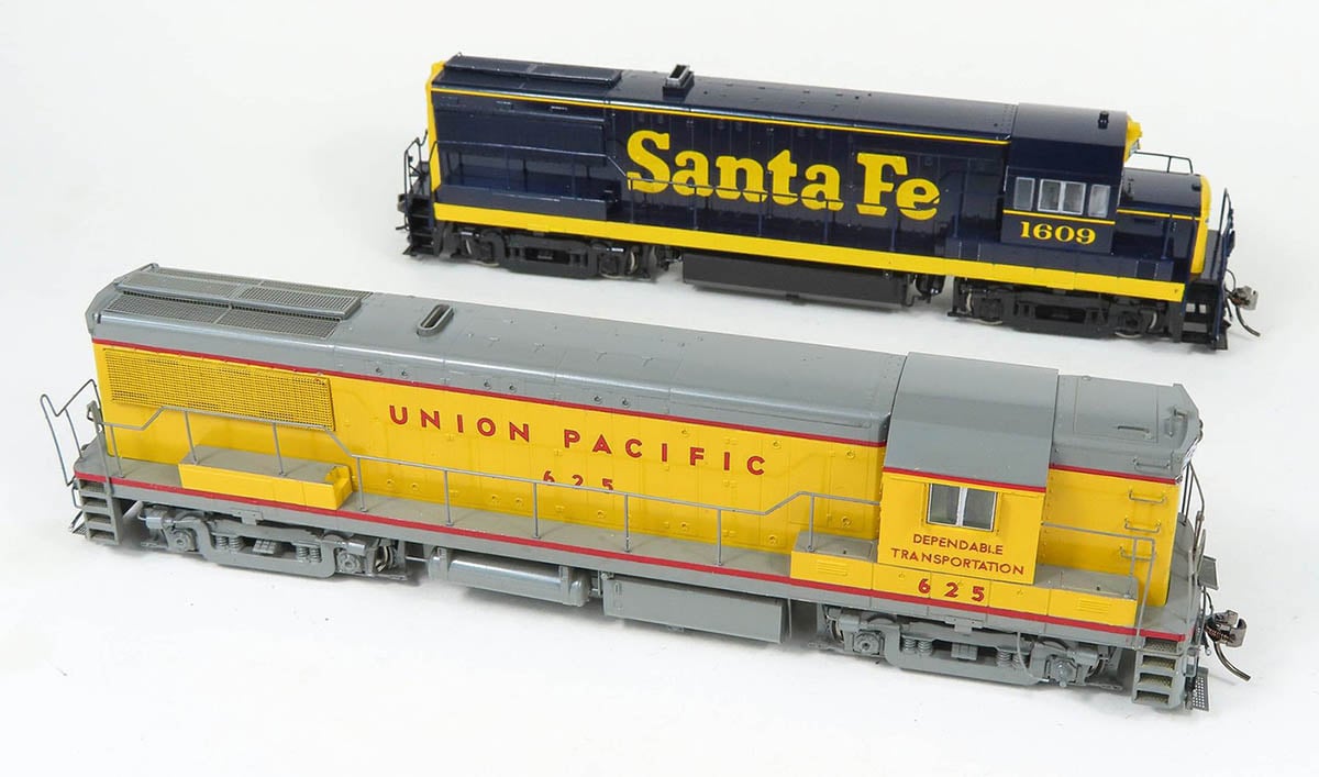 GE U25B (DCC & Sound): GN (Empire Builder Scheme)