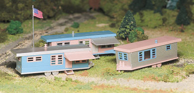 Bachmann 45612 Trailer Park with 3 Trailers and Flag Pole with Flag, O Scale