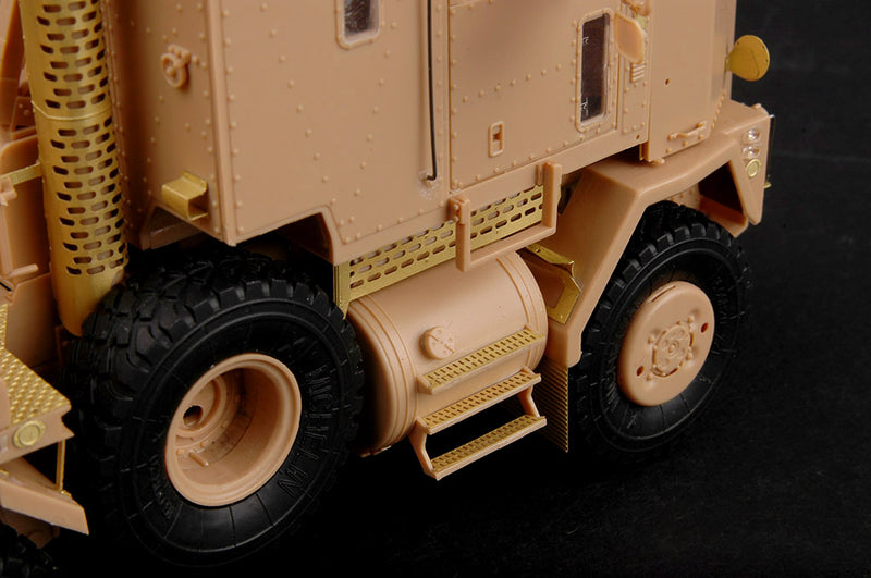 HobbyBoss M1070 Truck Tractor & M1000 Heavy Equipment Transporter Semi-trailer 85502 1:35