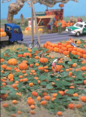 Walthers SceneMaster 949-1115 Pumpkin Patch -- Kit - 80 pumpkins (assorted sizes) & eight vines, HO