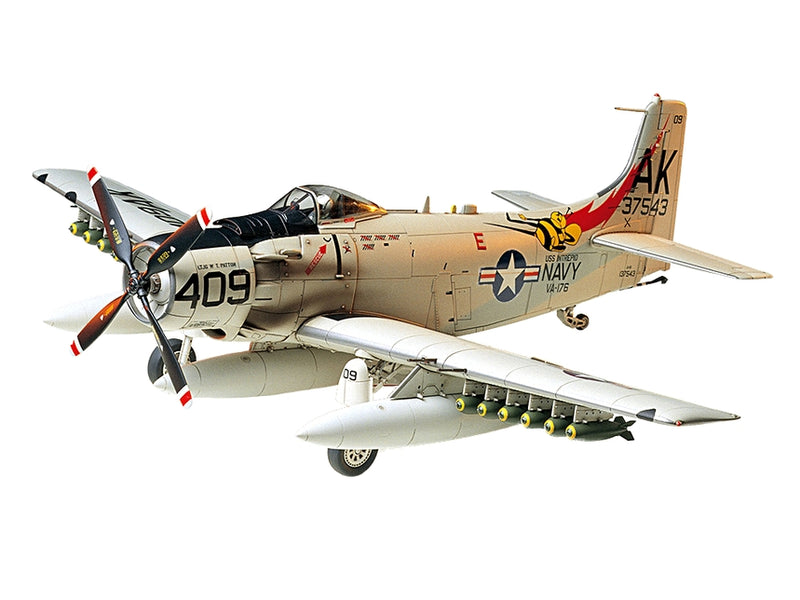 Tamiya 61058 DOUGLAS SKYRAIDER AD-6 (A-1H), 1:48 Scale