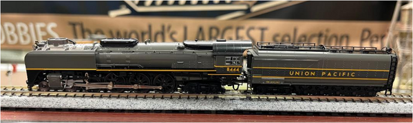 Kato USA 126-0403-LS 4-8-4 FEF-3 Union Pacific #8444 - Greyhound versi