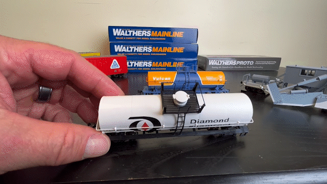 WalthersMainline 910-48005 36' Chemical Tank Car - Ready to Run -- Diamond Shamrock DAX