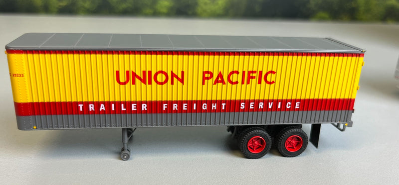 Rapido 403018 HO scale 35' Fruehauf Integral-Post Volume Van - Union Pacific: