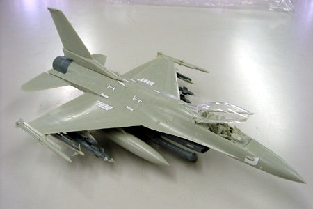 Tamiya 61101 LOCKEED F-16C (BLOCK 25/32) Fighting Falcon Ang, 1:48 Scale