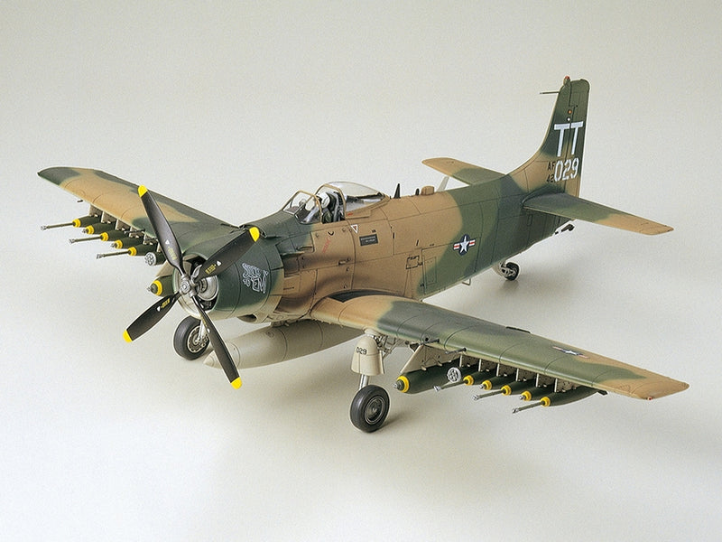 Tamiya 61073 DOUGLAS A-1J SKYRAIDER USAF, 1:48 Scale