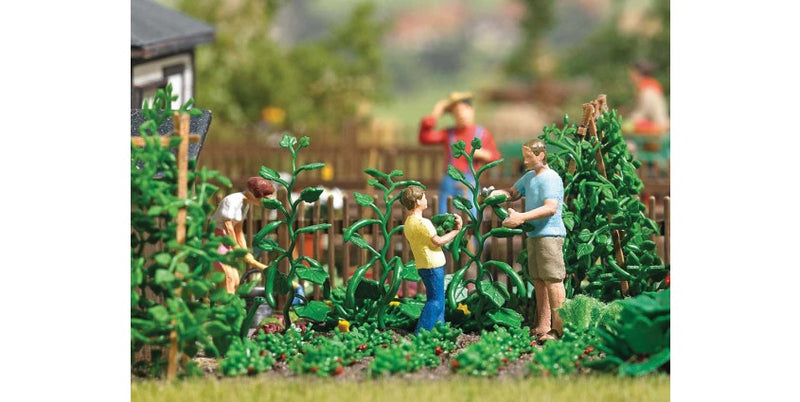Busch Gmbh & Co Kg 7877 Cucumber Harvest - Action Set -- 2 Figures, 3 Cucumber Plants, Watering Can, HO Scale
