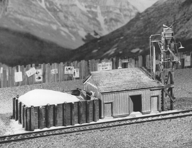 Campbell Scale Models 358 Sand House -- 3 x 8" 7.6 x 20.3cm, HO Scale